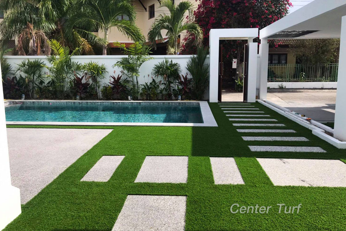 ติดตั้งหญ้าเทียมรอบสระว่ายน้ำ
