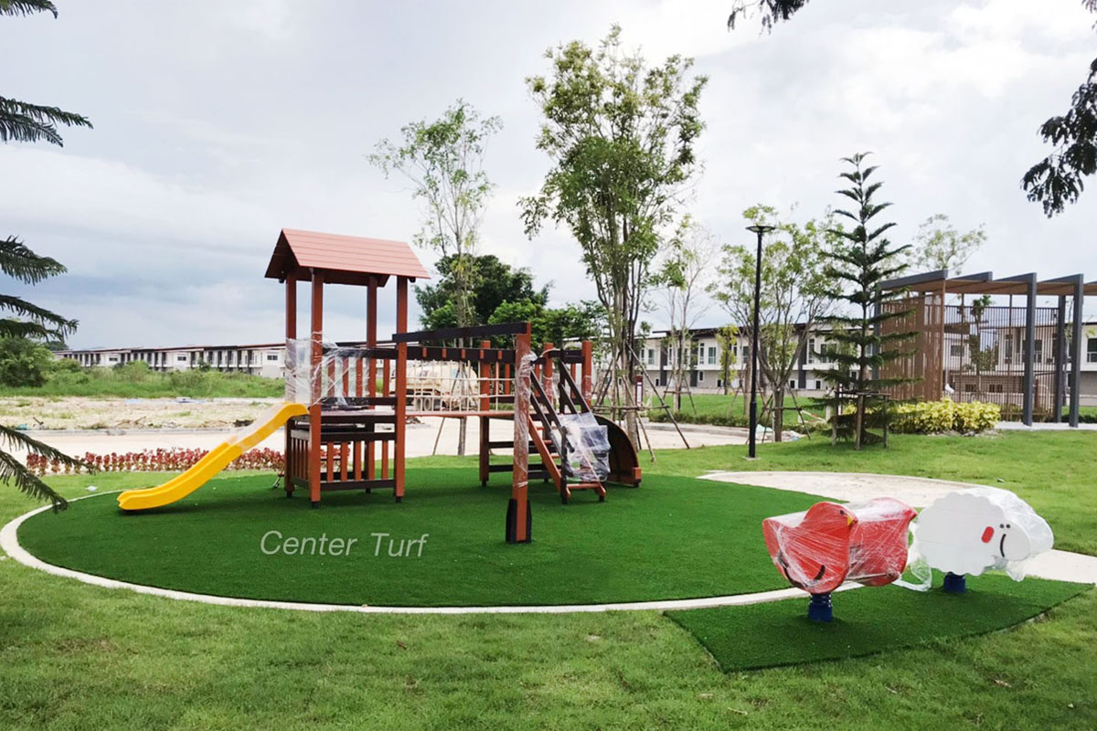 งานติดตั้งสนามเด็กเล่นหญ้าเทียม บนพื้นดิน