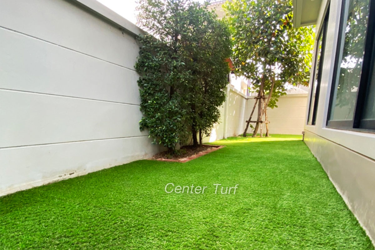 จัดสวนหญ้าเทียมบนพื้นดินโดยรอบบริเวณบ้าน @รามอินทรา65