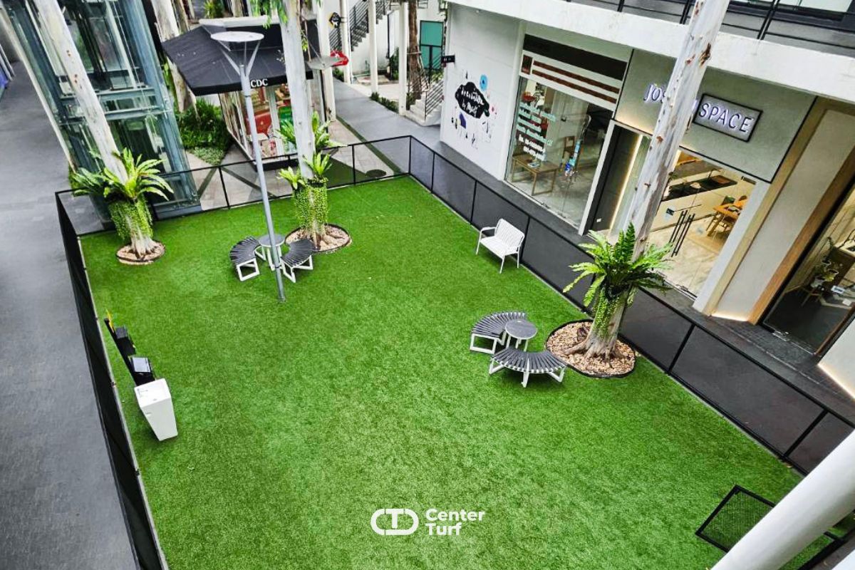 พบเจอกับบรรยากาศที่หลากหลายและหญ้าเทียมสามารถอยู่ร่วมกับผู้คนเเละสัตว์เลี้ยงได้ดีอีกด้วย