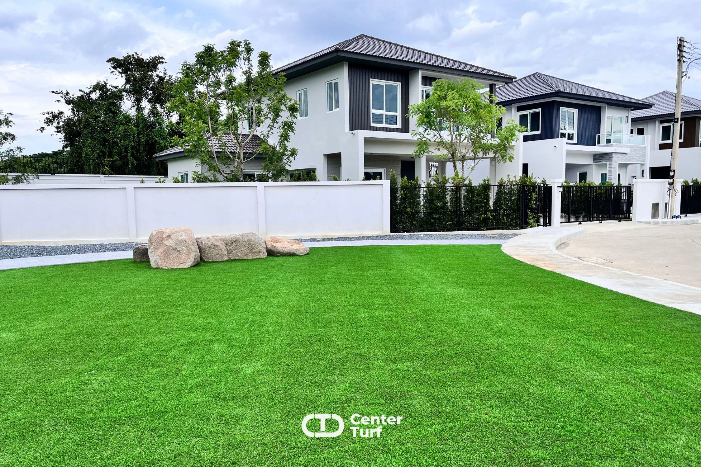 พร้อมใช้งานทันที ไม่ต้องรอหญ้าโต  เหมาะสำหรับสวนหย่อม สนามเด็กเล่น ลานพักผ่อน และโซนกิจกรรม  ประหยัดค่าใช้จ่ายในการดูแลระยะยาว