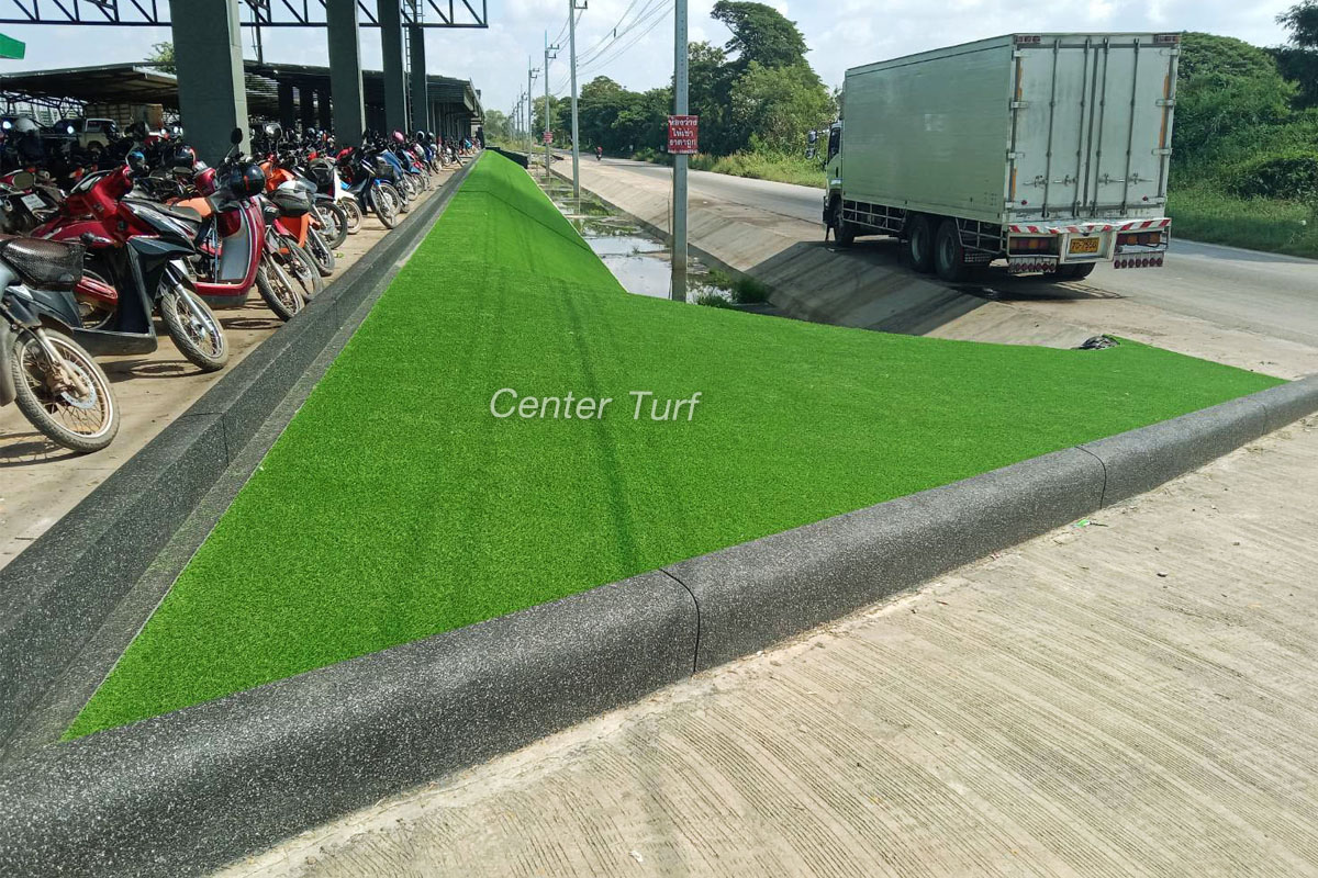 เลือกใช้หญ้าเทียมในการตกแต่งแทนการจัดสวนหญ้าจริง  ประหยัดทั้งงบและเวลาในการดูแลรักษา