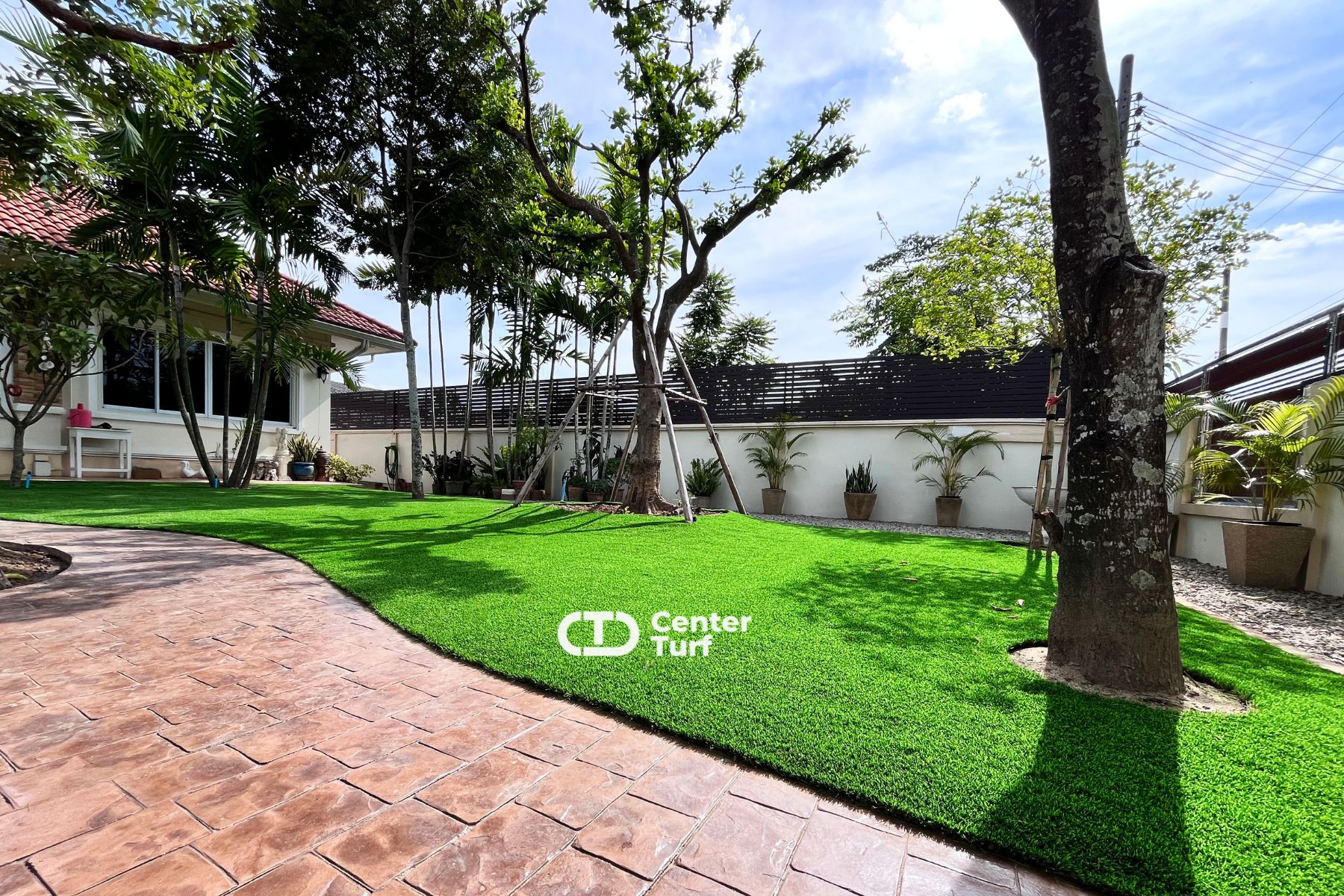 สัตว์เลี้ยงตัวโปรดได้วิ่งเล่นอย่างเต็มที่บนพื้นหญ้าเทียมที่หนาแน่นและนุ่มไม่บาดเท้า