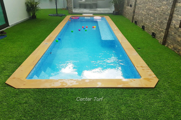 ตกแต่งหญ้าเทียมบริเวณรอบสระว่ายน้ำ โครงการหมู่บ้านเลอเซลลินี จ.อุดรธานี