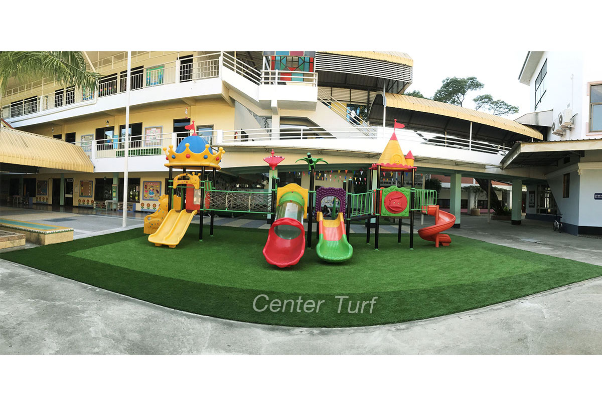 ติดตั้งหญ้าเทียมสนามเด็กเล่น โรงเรียนสารสาน์วิเทศ จ.เชียงใหม่
