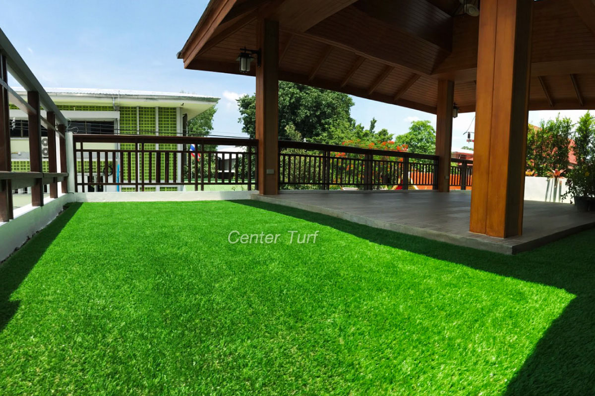 หญ้าเทียมตกแต่งระเบียง โรงแรมจอมกิตติ จ.เชียงใหม่