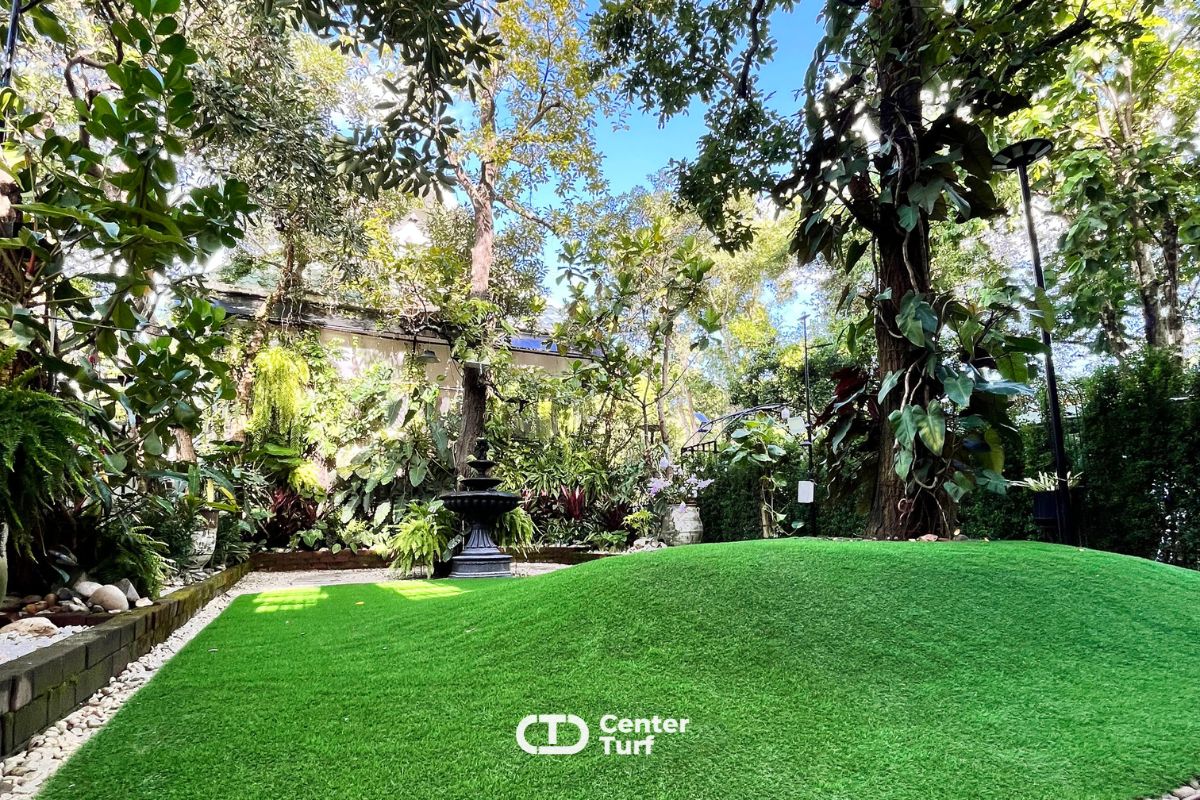 จัดสวนด้วยหญ้าเทียมให้เด็กๆ ได้วิ่งเล่นอย่างอิสระ พัฒนาการดี พร้อมรอยยิ้มทุกวัน