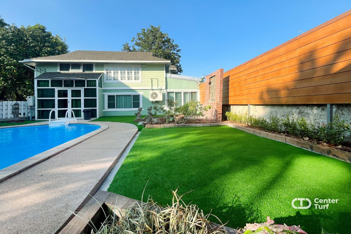 งานติดตั้งหญ้าเทียมบนพื้นดินโดยรอบสระว่ายน้ำ @บ้านพักส่วนตัว