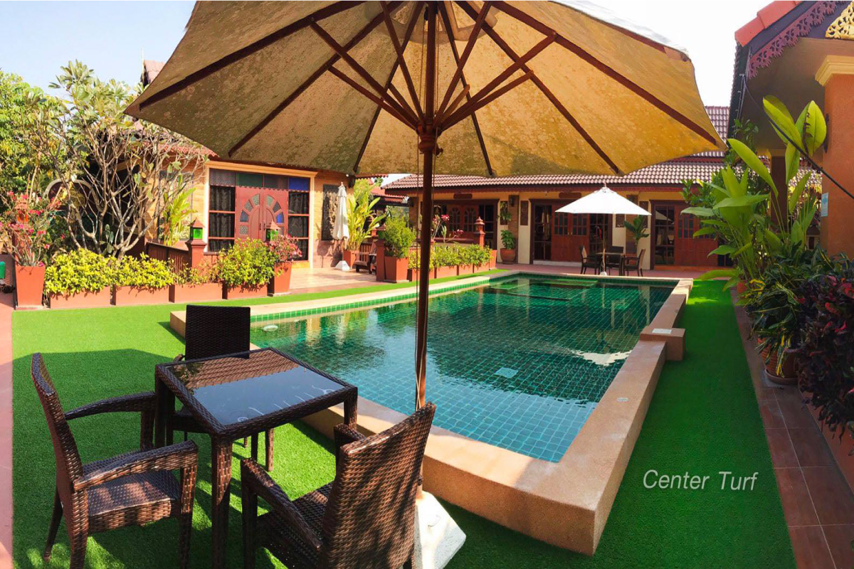 ปูหญ้าเทียมรอบสระว่ายน้ำ