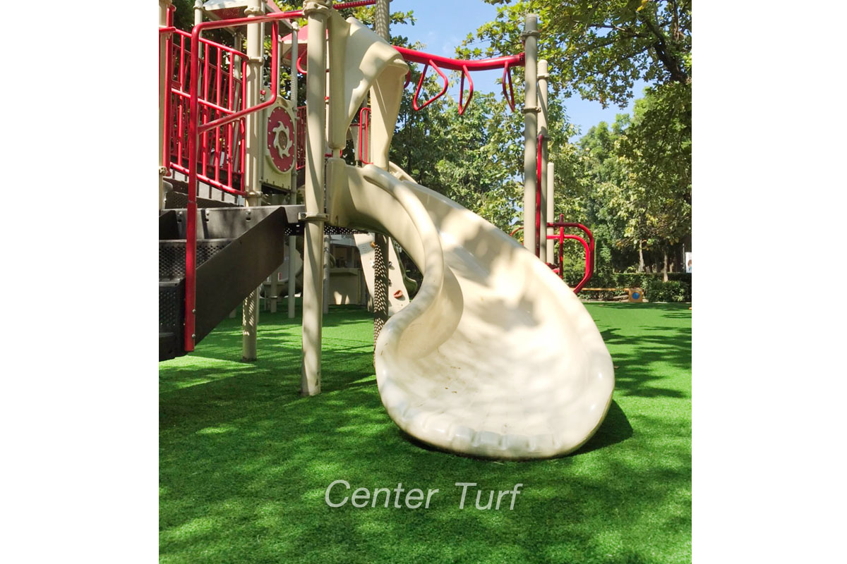 สนามเด็กเล่นหญ้าเทียม โรงเรียนดาราวิทยาลัย