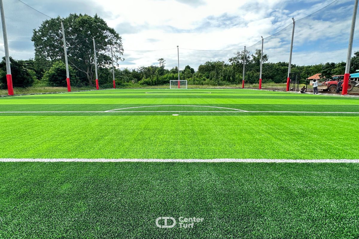 สนามฟุตบอลหญ้าเทียมที่มีมาตรฐานรองรับแรงกระแทกด้วยใบหญ้าเทียมคุณภาพสูง