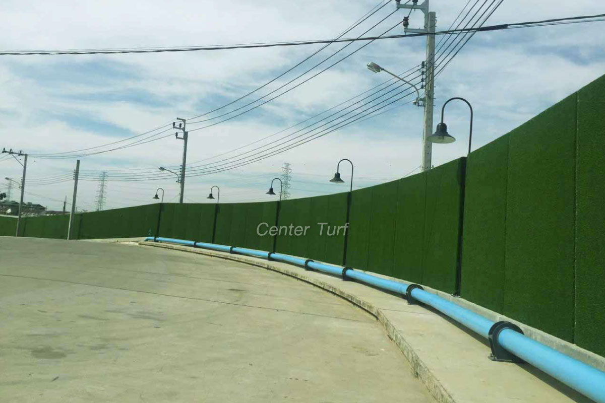 หญ้าเทียมติดตั้งกำแพงรอบโครงการวิลล่า โนวา เทพารักษ์