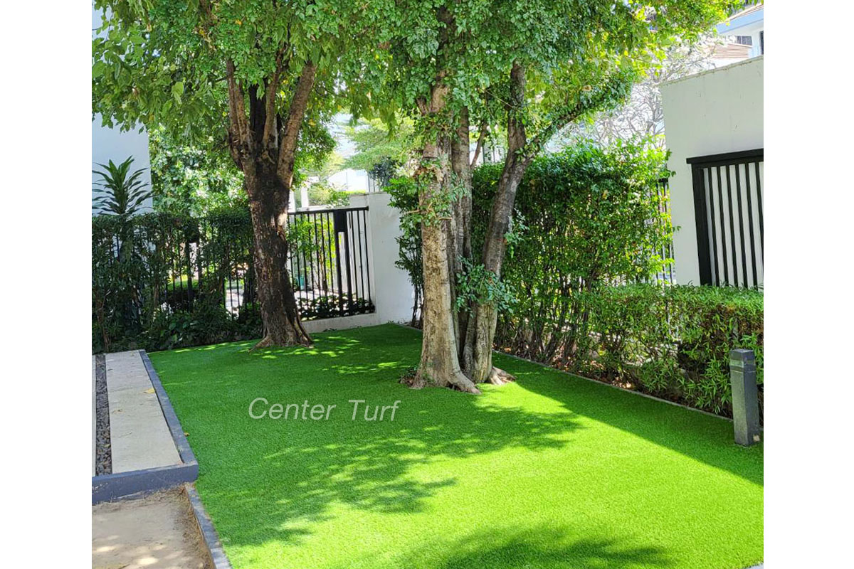 จัดสวนภายในบ้านโดยใช้หญ้าเทียมถือว่าเป็นอีกหนึ่งทางเลือกที่ดีเลยทีเดียวเพราะยังคงให้ความรู้สึกเสมือนหญ้าจริงอยู่เสมอ