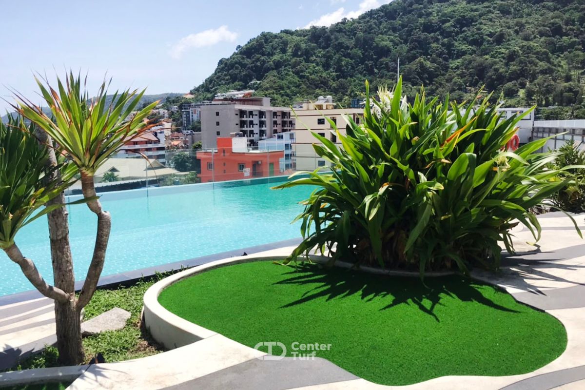 งานติดตั้งหญ้าเทียมรอบสระว่ายน้ำ @Oakwood Hotel Journeyhub Phuket