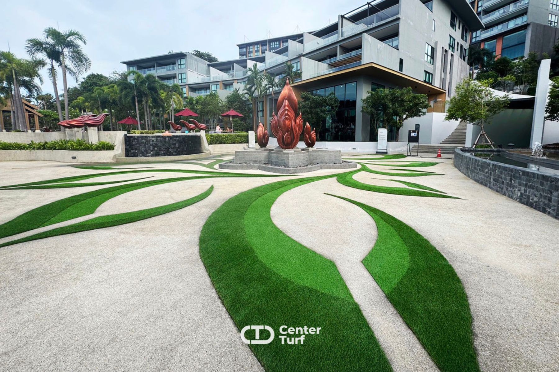 ด้วยหญ้าเทียมสีเขียวเข้มเเละสีเขียวอ่อน  เมื่อติดตั้งเรียบร้อยแล้วดูเข้ากันได้อย่างลงตัว