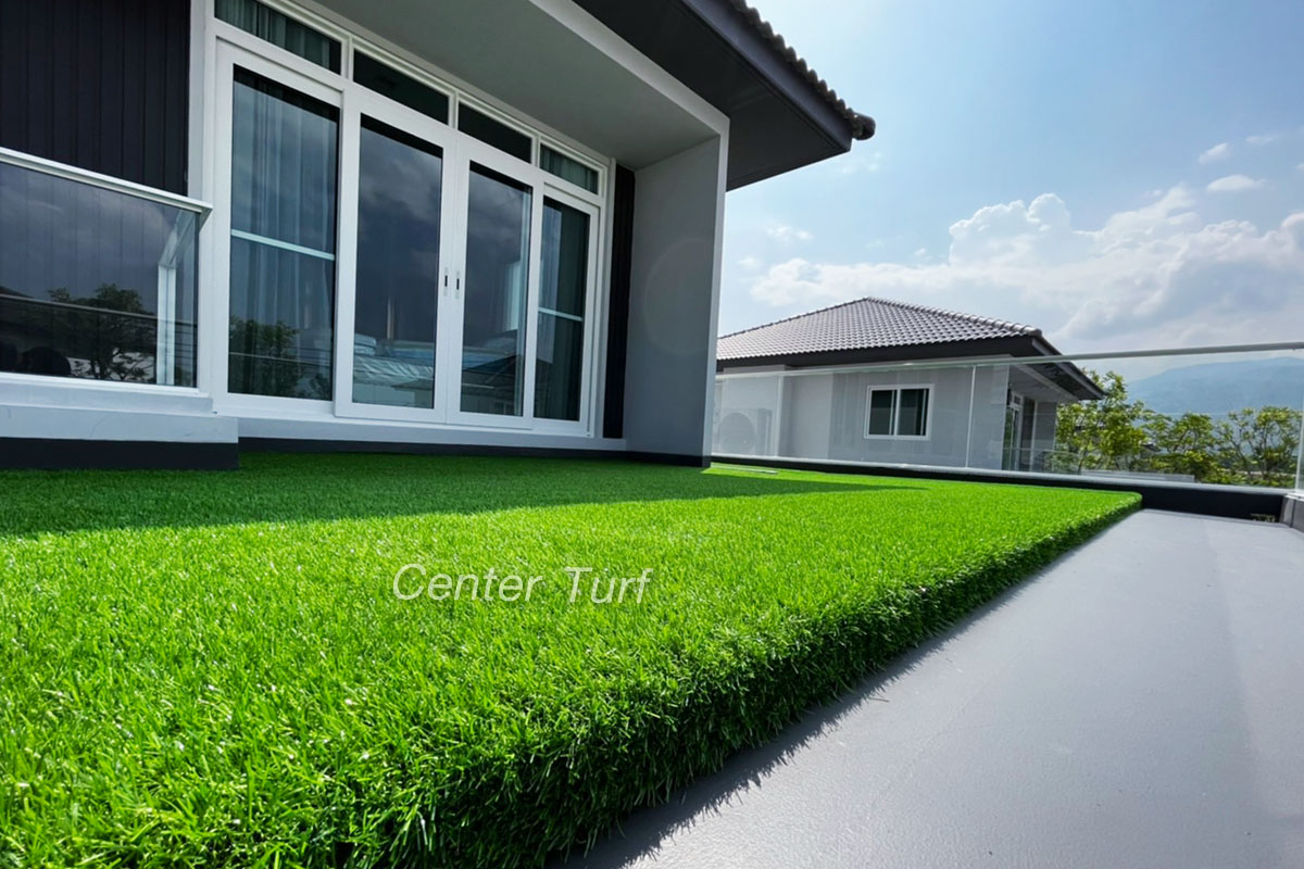 ตกแต่งระเบียงห้องด้วยหญ้าเทียม เพียงแค่เดินออกมาชมวิวข้างนอก ก็ทำให้รู้สึกว่ามีสวนหย่อมส่วนตัวเเล้ว