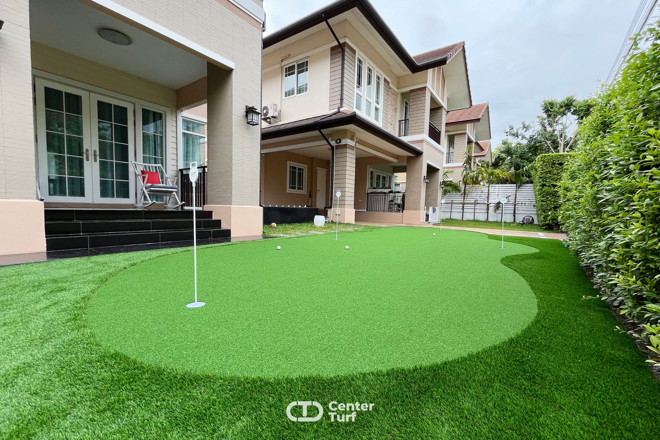 พัตติ้งกรีนหญ้าเทียมตอบโจทย์ได้ดีในทุกฟังก์ชั่น  และยังสามารถสร้างไลน์กรีนได้หลากหลายเพื่อการฝึกซ้อม,เพิ่มทักษะให้รวมอยู่ในสนามเดียว 