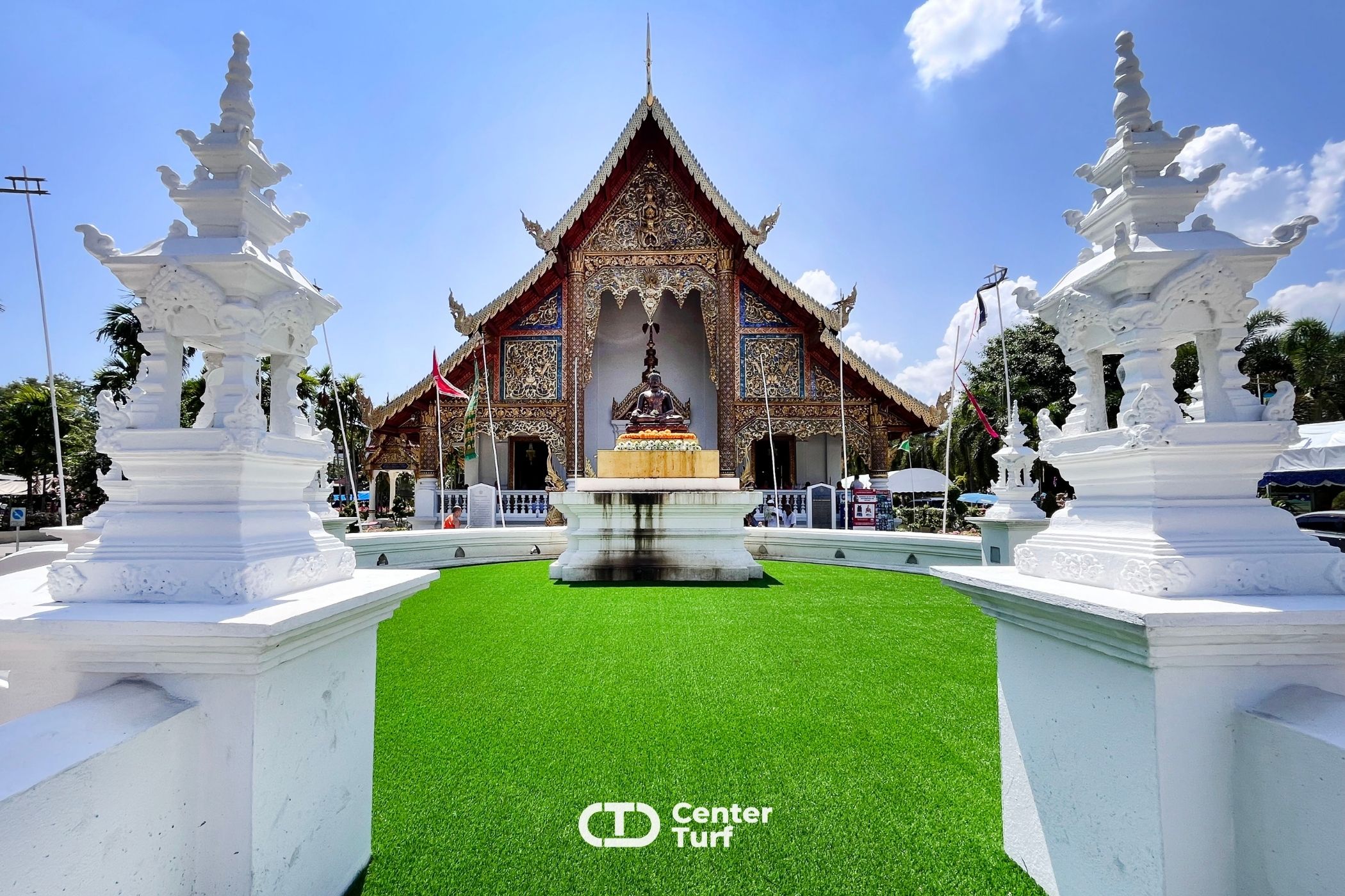 ตกแต่งหญ้าเทียมเพื่อความสวยงามดึงดูดสายตาจากนักท่องเที่ยวและพุทธศาสนิกชน