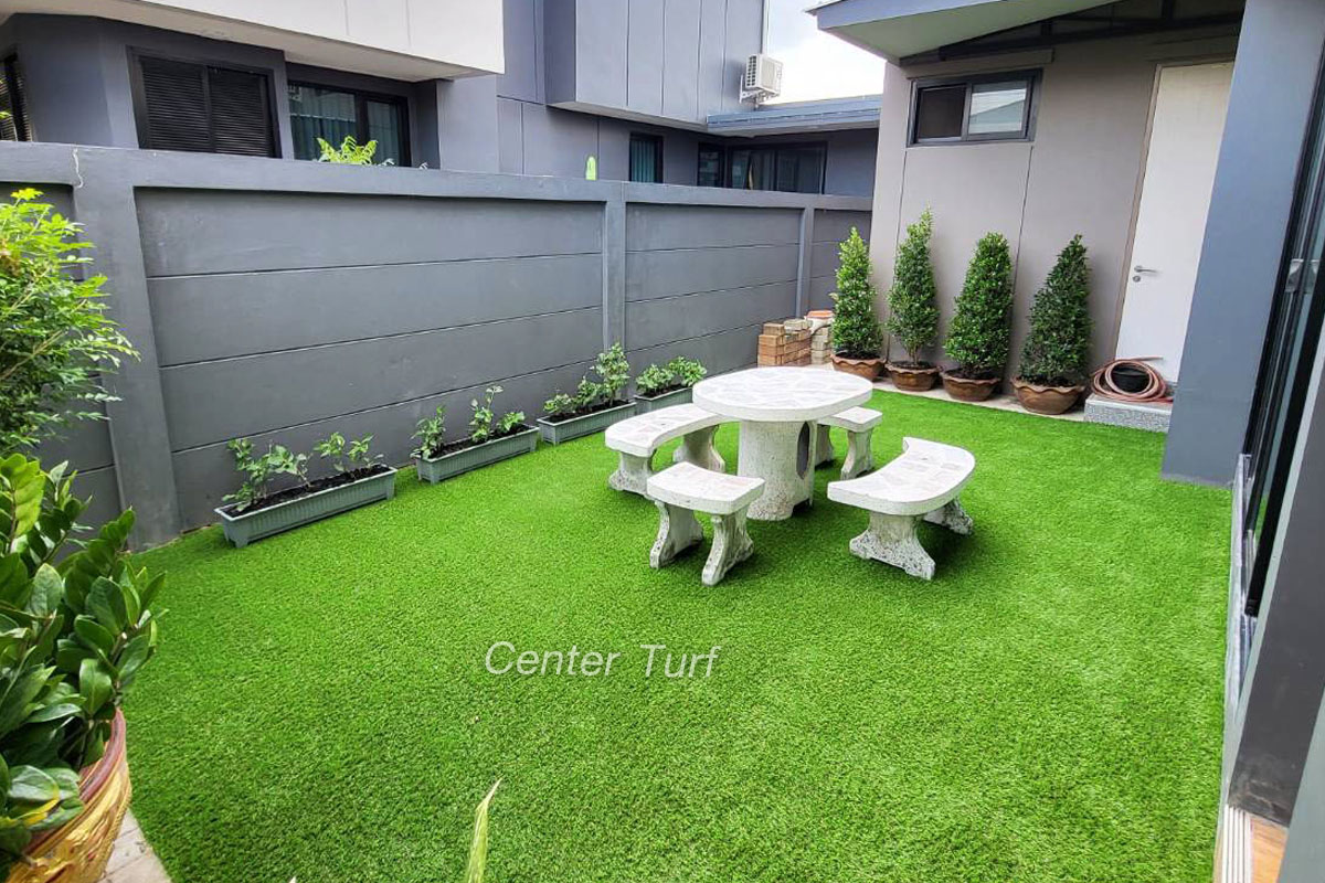 รีโนเวทสวนหญ้าจริงรอบบ้านให้เป็นสวนหญ้าเทียมสีเขียวสด