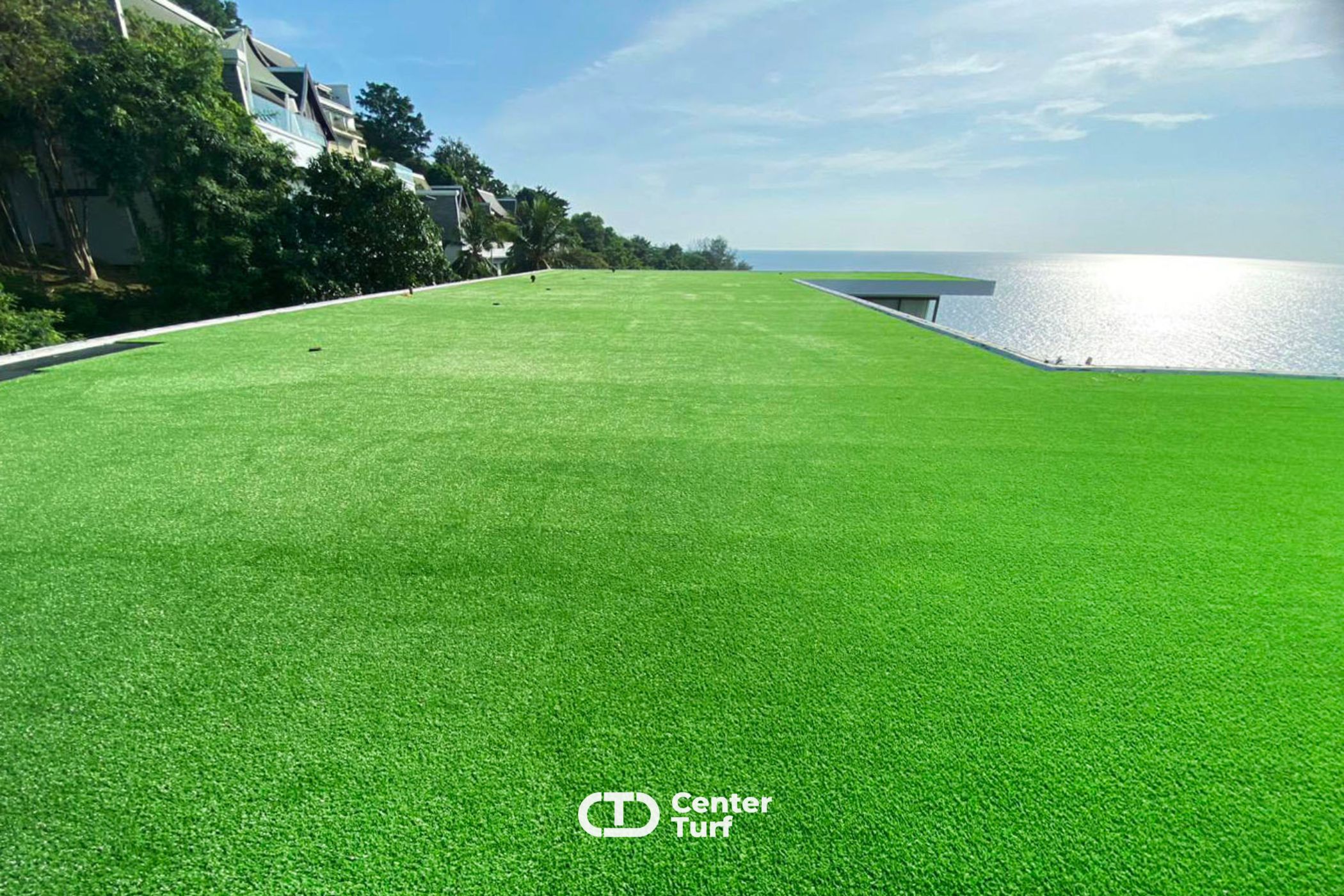 ด้วยหญ้าเทียมคุณภาพสูงมีคุณสมบัติทนแดดทนฝนได้ดี