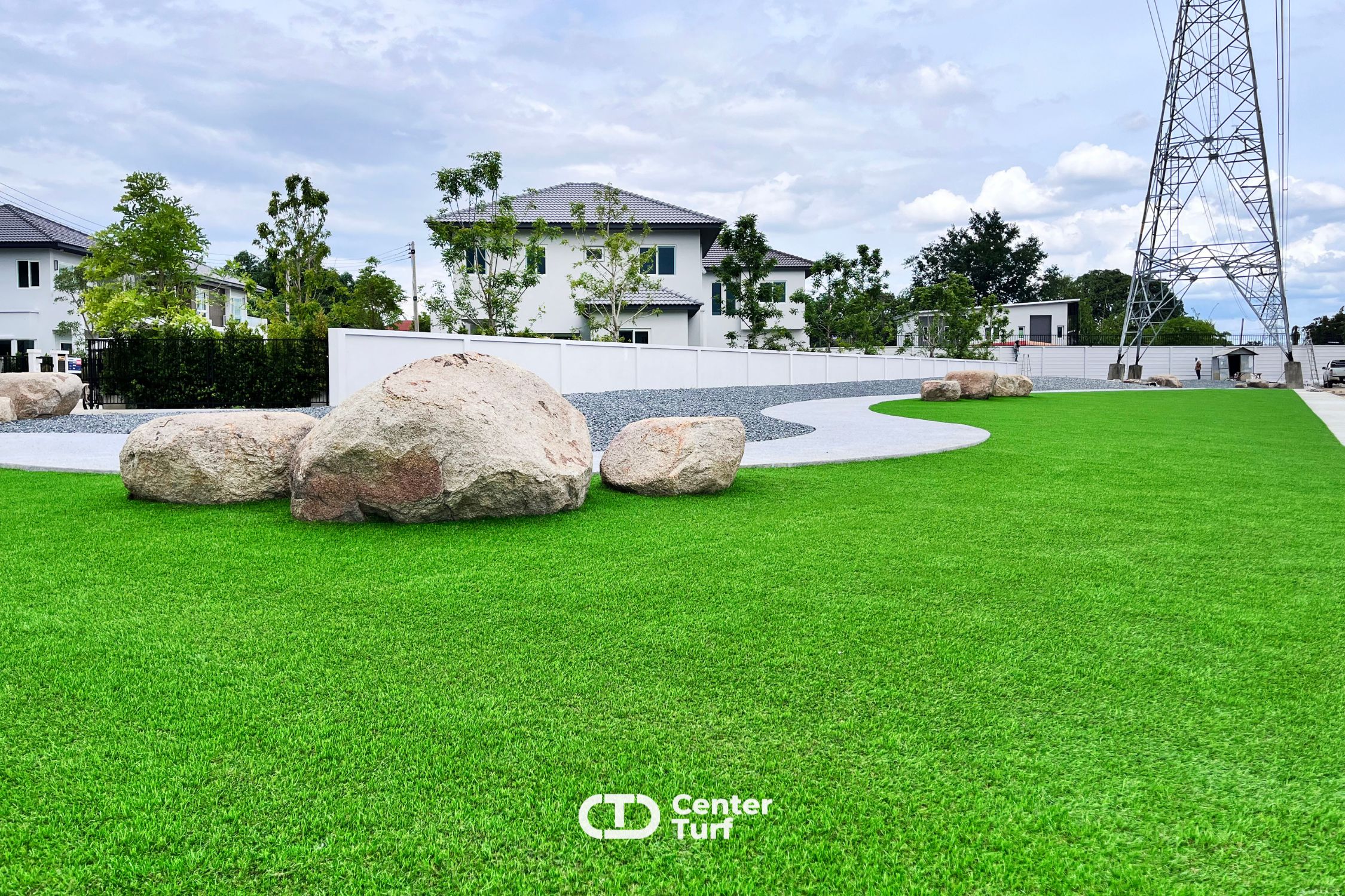 พร้อมใช้งานทันที ไม่ต้องรอหญ้าโต  เหมาะสำหรับสวนหย่อม สนามเด็กเล่น ลานพักผ่อน และโซนกิจกรรม  ประหยัดค่าใช้จ่ายในการดูแลระยะยาว