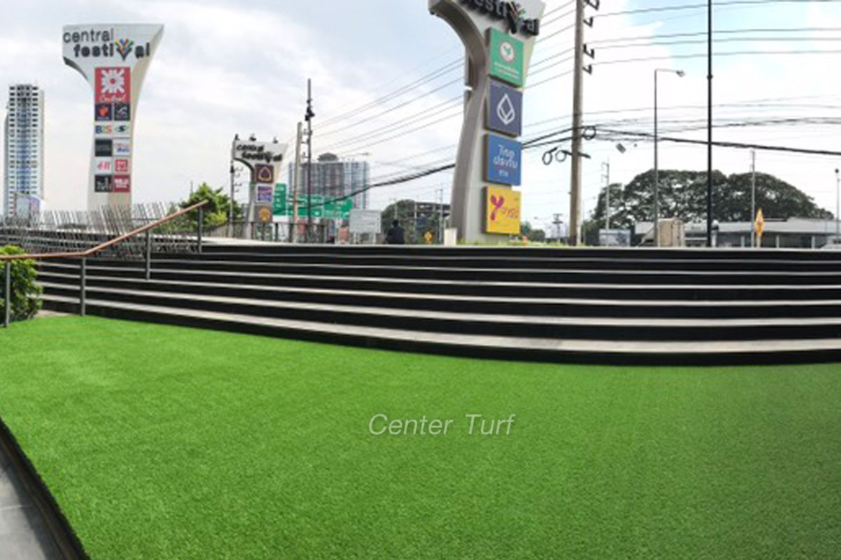 หญ้าเทียมสำหรับตกแต่งภูมิทัศน์บริเวณโดยรอบลานน้ำพุ ห้างสรรพสินค้าเซ็นทรัลเฟสติวัลเชียงใหม่
