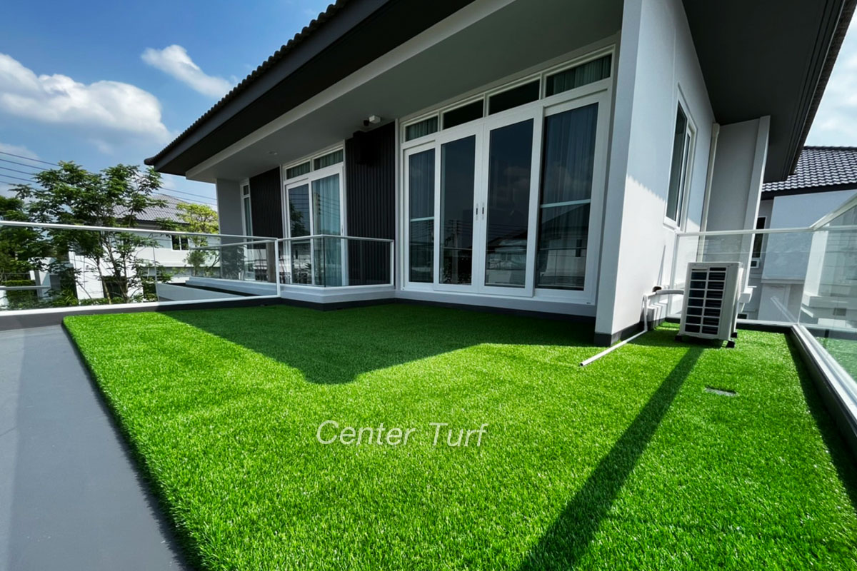 ตกแต่งระเบียงห้องด้วยหญ้าเทียม เพียงแค่เดินออกมาชมวิวข้างนอก ก็ทำให้รู้สึกว่ามีสวนหย่อมส่วนตัวเเล้ว