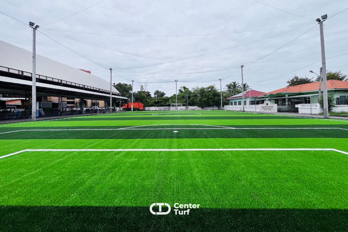 คือการลงทุนที่คุ้มค่า พื้นสนามกลับมานุ่มและน่าเล่นยิ่งขึ้น ช่วยลดความเสี่ยงจากการบาดเจ็บ เพิ่มความประทับใจให้ผู้เล่น และยกระดับมาตรฐานสนามให้โดดเด่น พร้อมรองรับการใช้งานอย่างหนักได้ดีในระยะยาว