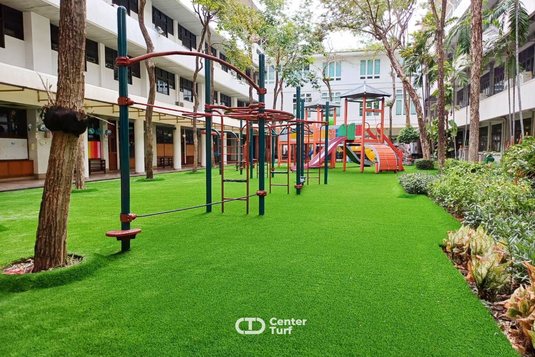 สนามเด็กเล่นหญ้าเทียมช่วยให้เด็กๆทำกิจกรรมได้อย่างอิสระและสนุกสนานได้เต็มที่