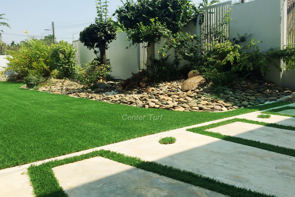 จัดสวนหญ้าเทียมรอบบ้าน สันกำแพง จ.เชียงใหม่