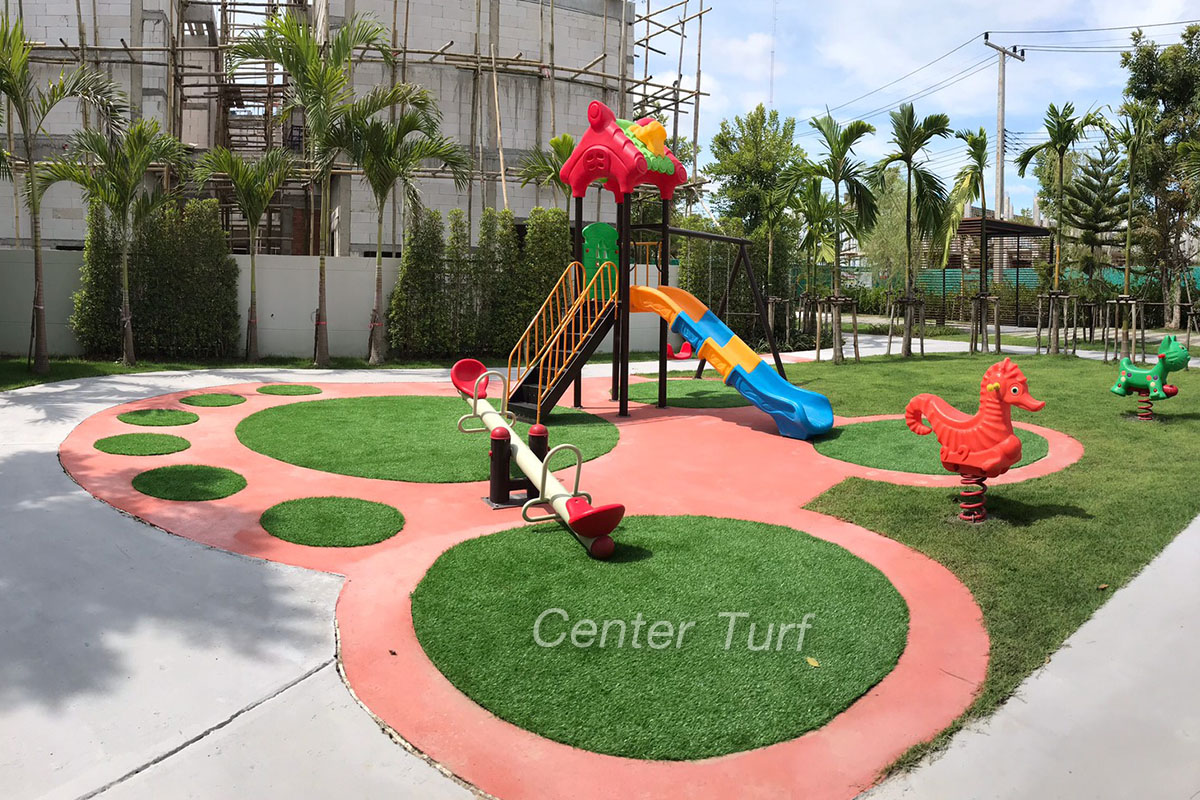 หญ้าเทียมสวยๆ ไร้สัตว์มีพิษรบกวน ปลอดภัยต่อเด็ก