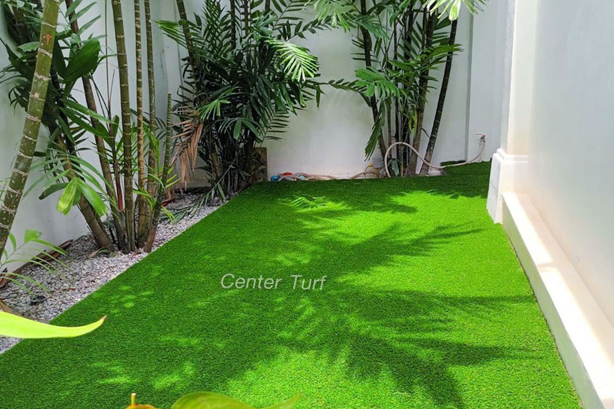 แบ่งโซนจัดสวนเพื่อความสะอาดและความเรียบร้อยให้กับบริเวณบ้าน  ไม่ว่าจะเดินไปมุมไหนก็ยังปลอดภัยจากสัตว์มีพิษที่อาศัยอยู่ในหญ้าจริง