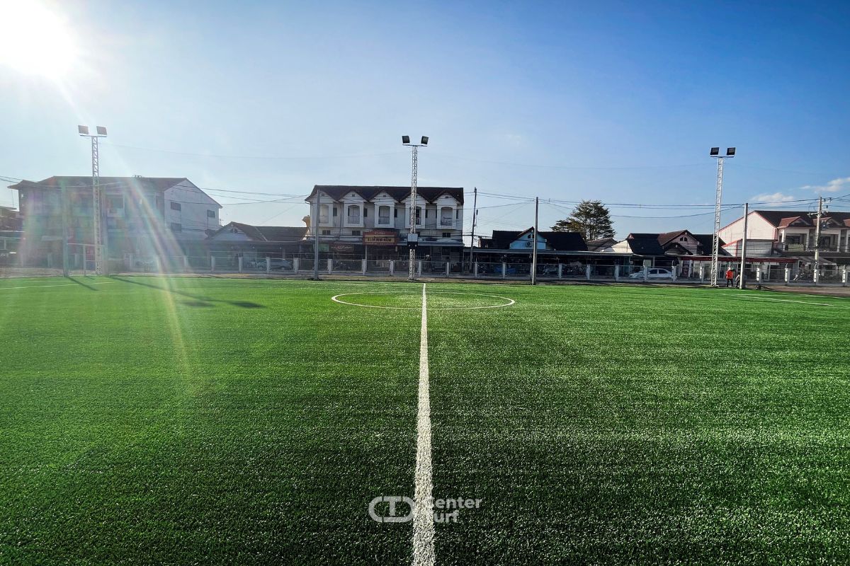 งานรื้อถอนหญ้าเทียมเดิมพร้อมติดตั้งหญ้าเทียมใหม่