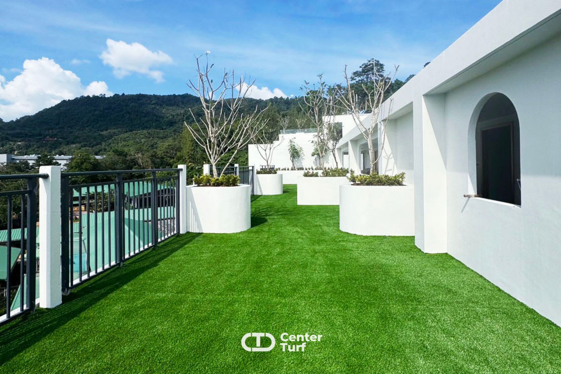 หญ้าเทียมสามารถช่วยลดแสงสะท้อนเข้าตัวอาคารเหมาะแกการพักผ่อนที่เงียบสงบ