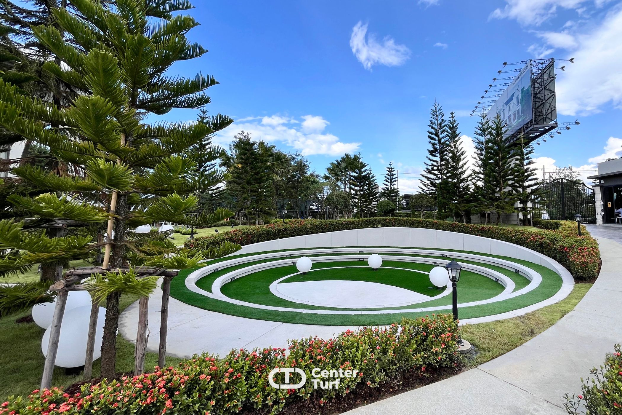 หลายโครงการเลือกใช้หญ้าเทียมรุ่นนี้ BC30 ความสูง 3 ซม. นุ่มและหนาแน่นเป็นพิเศษทนทานต่อการใช้งานแม้จะต้องเจอแดดและฝนก็ยังคงความสวยอยู่เสมอ