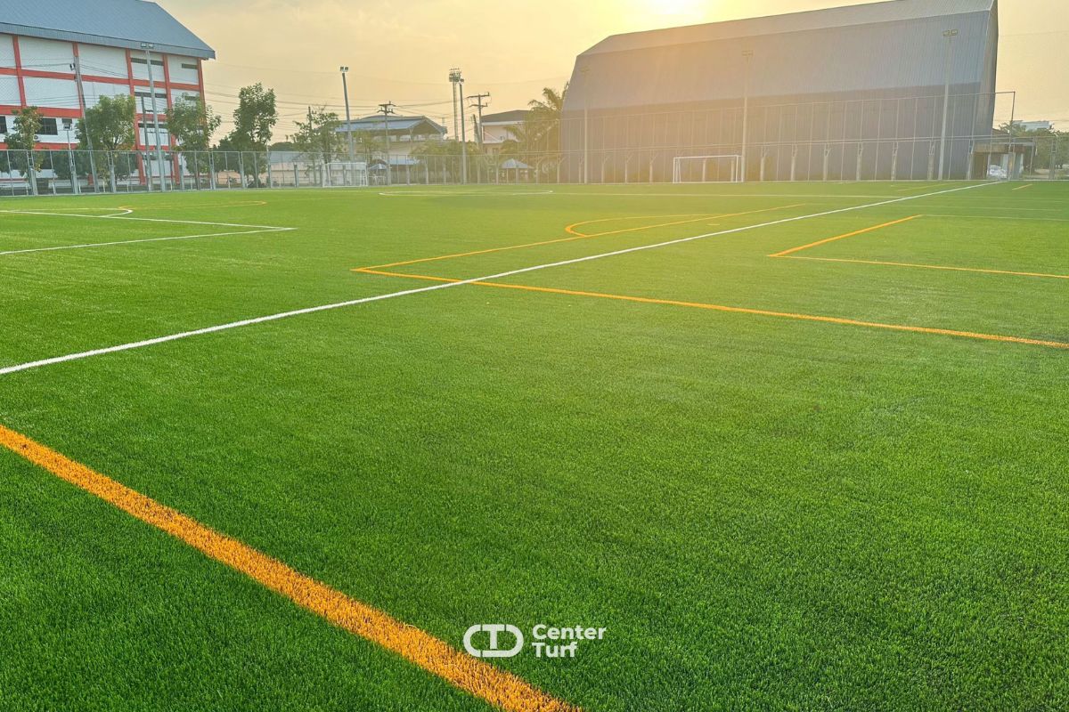 ส่งมอบสนามฟุตบอลหญ้าเทียมพร้อมงานก่อสร้างไปเป็นที่เรียบร้อยCENTER TURF รับสร้างสนามฟุตบอลหญ้าเทียมคุณภาพตรงตามมาตรฐานการใช้งานระดับ FIFA