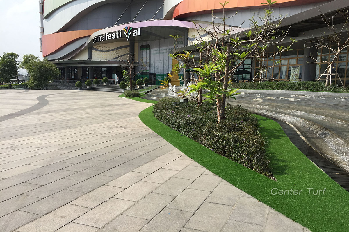 หญ้าเทียมสำหรับตกแต่งภูมิทัศน์บริเวณโดยรอบลานน้ำพุ ห้างสรรพสินค้าเซ็นทรัลเฟสติวัลเชียงใหม่