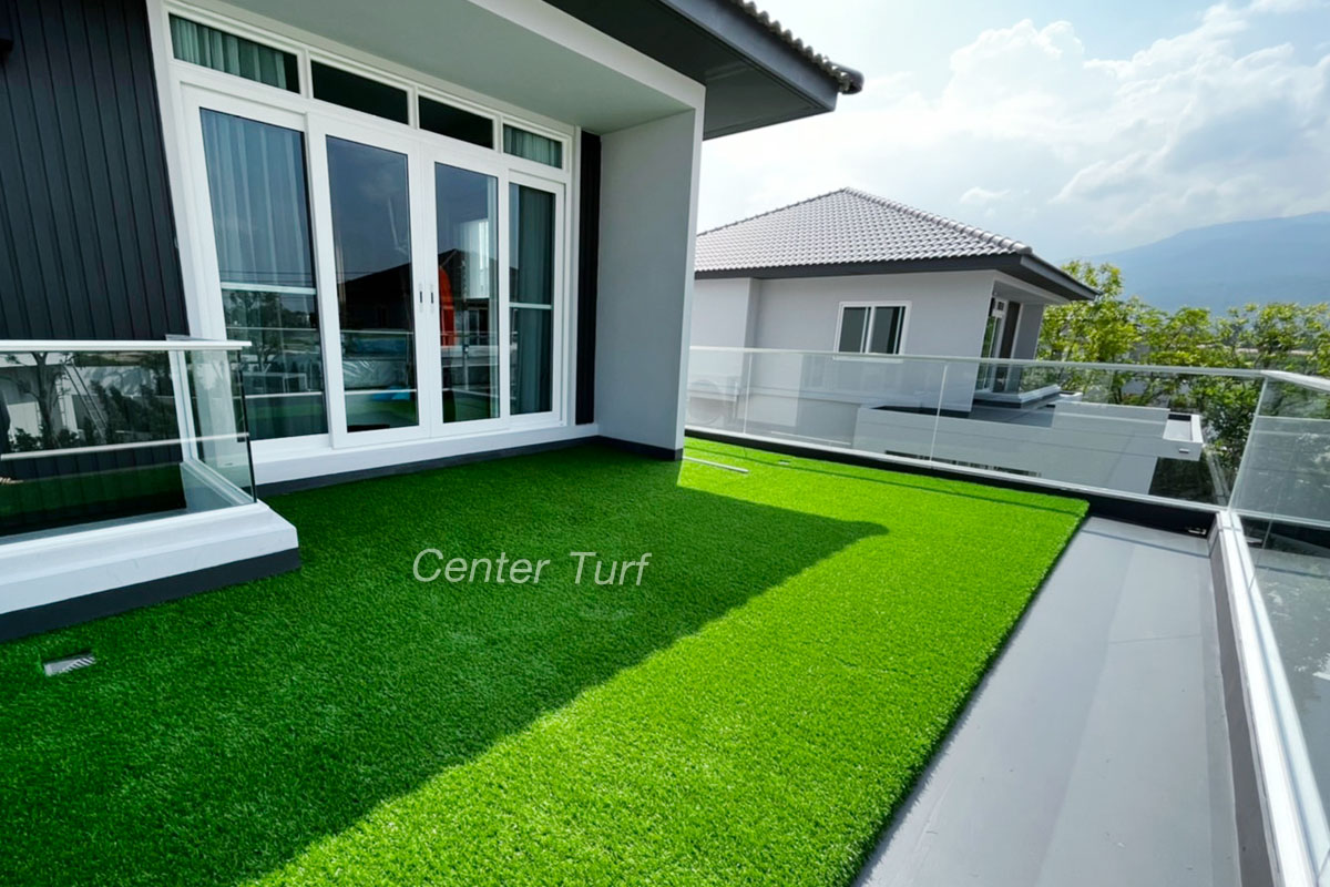 ตกแต่งระเบียงห้องด้วยหญ้าเทียม เพียงแค่เดินออกมาชมวิวข้างนอก ก็ทำให้รู้สึกว่ามีสวนหย่อมส่วนตัวเเล้ว