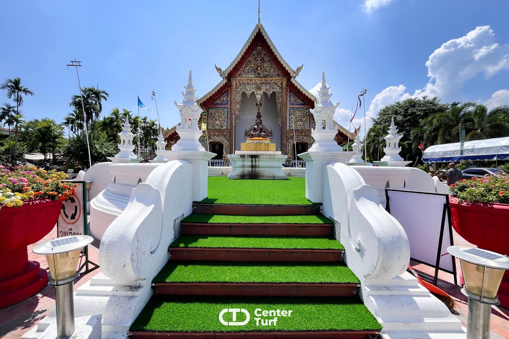 ตกแต่งหญ้าเทียมเพื่อความสวยงามดึงดูดสายตาจากนักท่องเที่ยวและพุทธศาสนิกชน