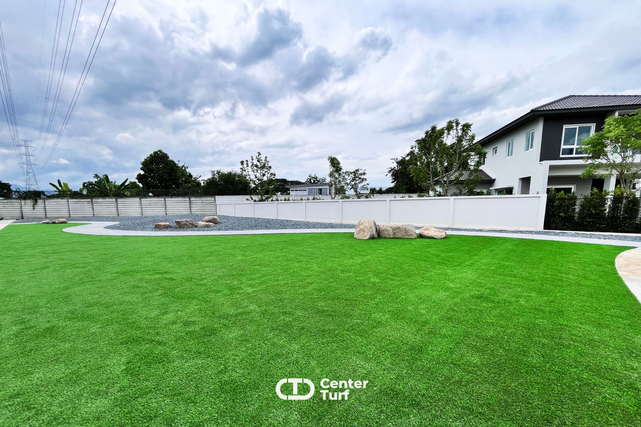 พร้อมใช้งานทันที ไม่ต้องรอหญ้าโต  เหมาะสำหรับสวนหย่อม สนามเด็กเล่น ลานพักผ่อน และโซนกิจกรรม  ประหยัดค่าใช้จ่ายในการดูแลระยะยาว