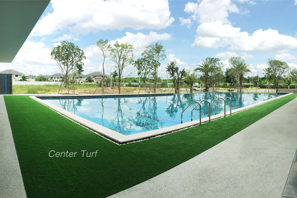 ติดตั้งหญ้าเทียมรอบสระว่ายน้ำ โครงการ กาญจน์กนก