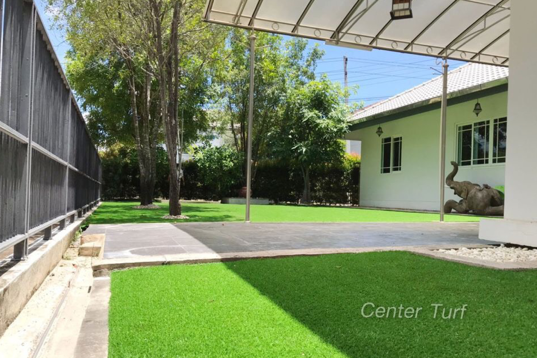 ถ้านานๆคุณได้กลับบ้านพักต่างจังหวัดสักที ....หญ้าเทียมคือตัวช่วยที่ดีเลยทีเดียว