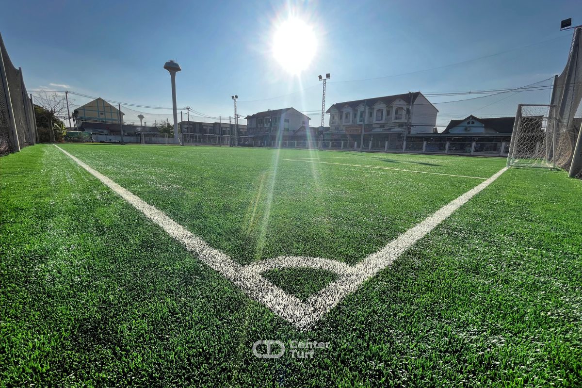 งานรื้อถอนหญ้าเทียมเดิมพร้อมติดตั้งหญ้าเทียมใหม่