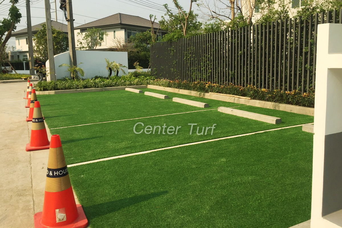 ติดตั้งหญ้าเทียมบนลานจอดรถ โครงการแลนด์แอนด์เฮ้าส์