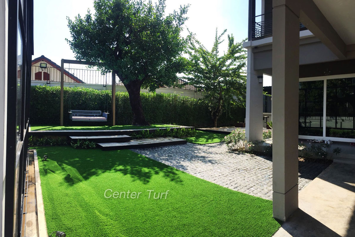 งานจัดสวนหญ้าเทียมรอบบ้านถึงแม้จะต้องเจอแดดเป็นประจำอยู่แทบทุกวันก็ไม่ต้องกังวลเรื่องสีซีดจาง