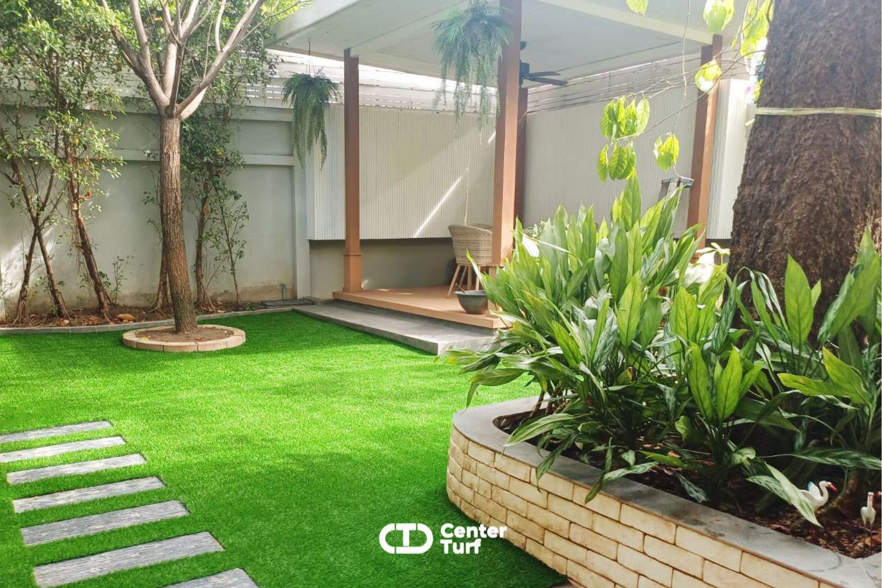 ไม่ว่าฤดูกาลจะเปลี่ยนหรืออากาศจะแห้งแล้งแค่ไหนสำหรับหญ้าเทียมยังคงความสวยงามดูเป็นธรรมชาติอยู่เสมอ