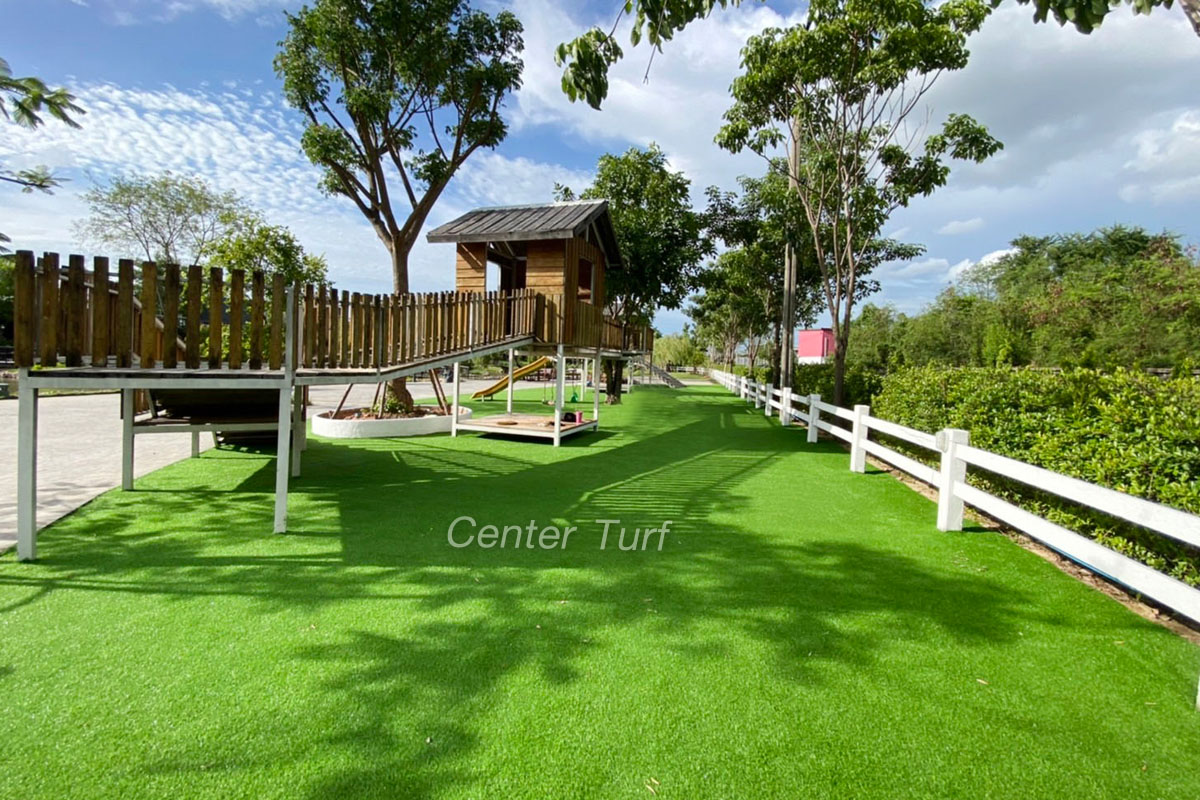 ตกแต่งลานสนามเด็กเล่นด้วยหญ้าเทียมเต็มพื้นที่ ช่วยเพิ่มสีสันให้ดูน่าใช้งานมากยิ่งขึ้น และยังสวยแบบนี้ได้ตลอดทั้งปี เพราะมีหญ้าเทียมเซ็นเตอร์ เทิร์ฟ