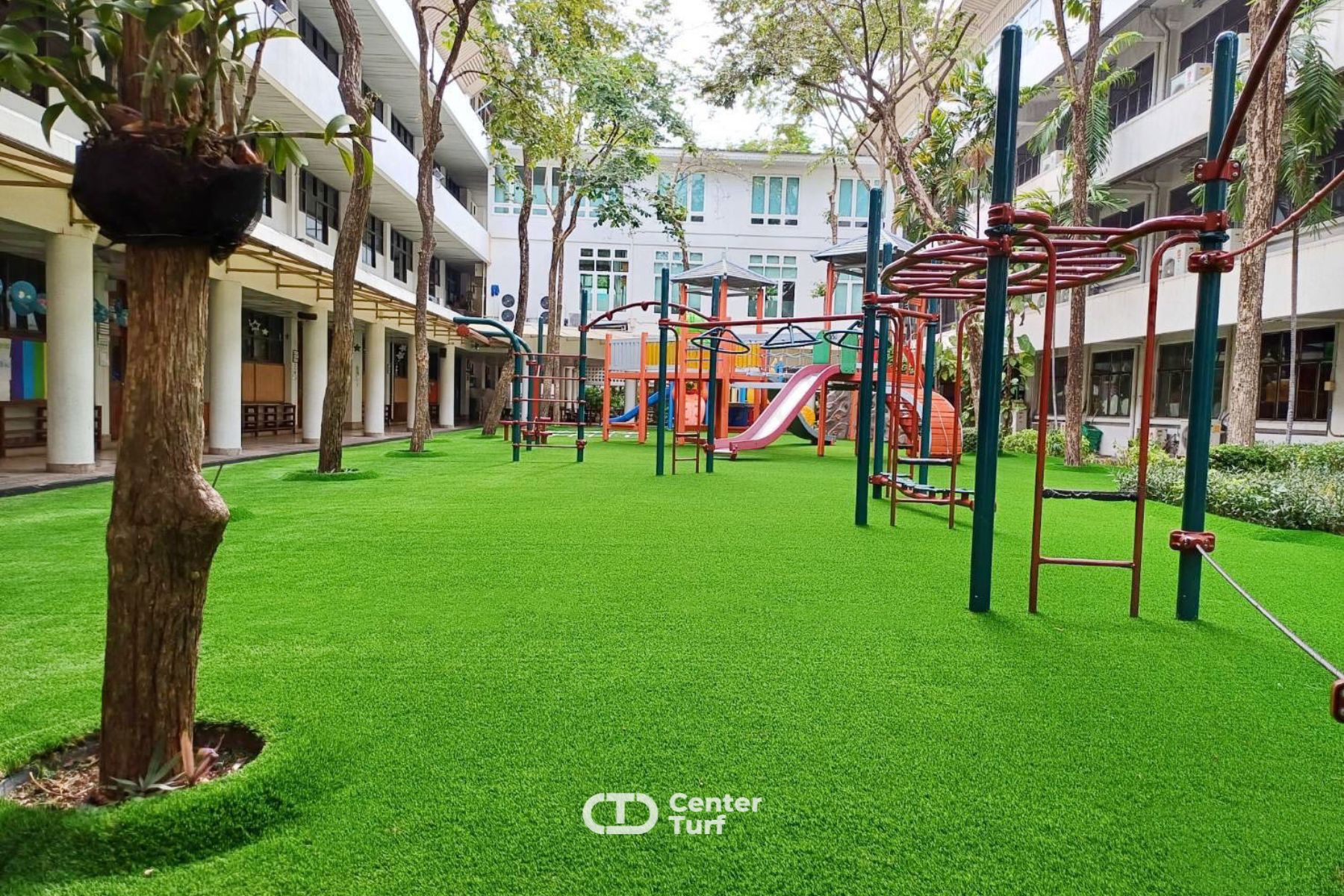 สนามเด็กเล่นหญ้าเทียมช่วยให้เด็กๆทำกิจกรรมได้อย่างอิสระและสนุกสนานได้เต็มที่