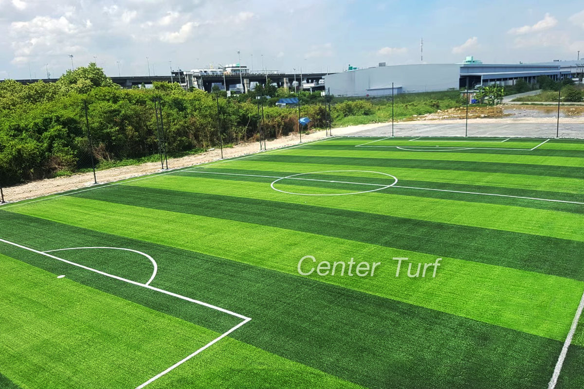 การเลือกใช้เครื่องจักร ต้องเป็นเครื่องจักรสำหรับติดตั้งหญ้าเทียมที่ได้มาตรฐานสูงสุดและทันสมัยที่สุดเท่านั้น