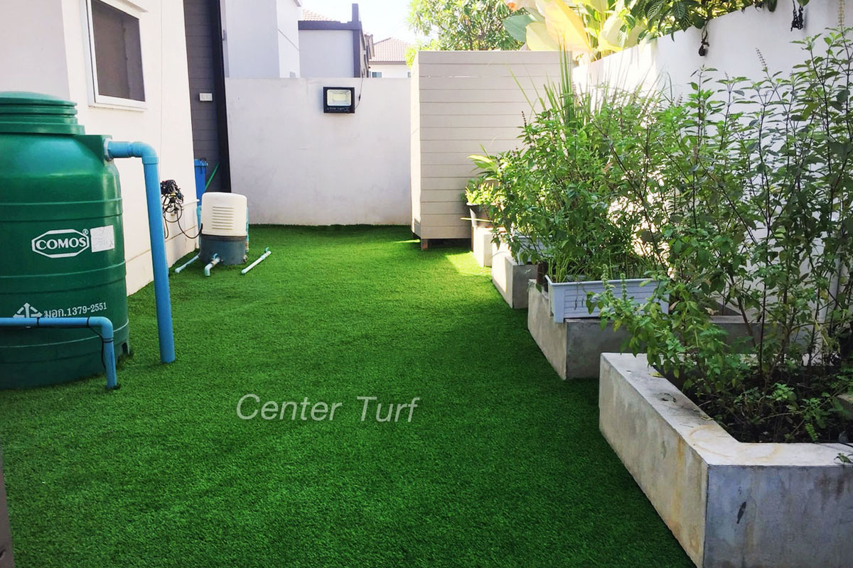 งานจัดสวนหญ้าเทียมรอบบ้านถึงแม้จะต้องเจอแดดเป็นประจำอยู่แทบทุกวันก็ไม่ต้องกังวลเรื่องสีซีดจาง